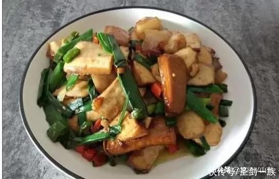 魔芋豆腐|馋得人直流口水的家常菜，味道真给力，配上米饭，美美地享用吧