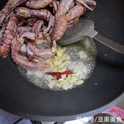 老妈做的椒盐富贵虾，怎么吃都不腻