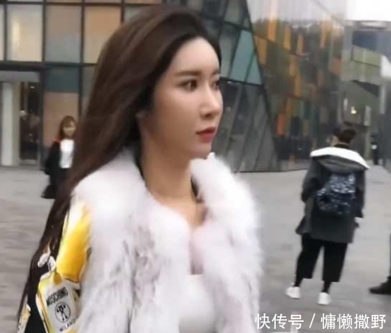 小姐姐|这样的时尚令人费解!“貂皮大衣”配超短裙,小姐姐是冷是热呢