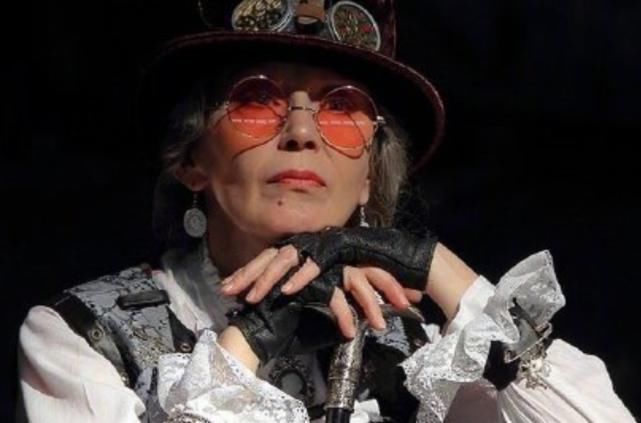 COSPL58岁阿姨玩COSPLAY,自制服装和道具,爱好不会被年龄限制