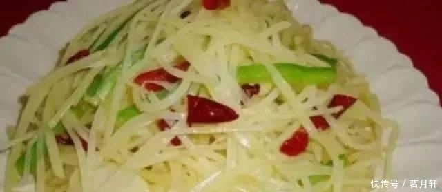 土豆丝|炒土豆丝时不要直接焯水,多做“这一步”土豆丝又亮又脆还入味