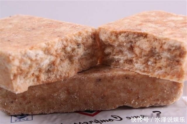 压缩饼干为什么抗饿看看泡水24小时的样子,网友怕了怕了