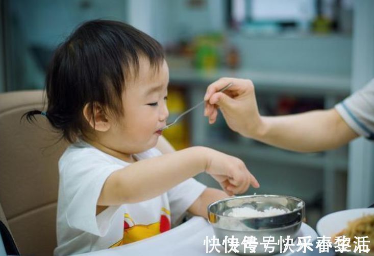 起床|孩子起床时间有讲究，盲目叫娃早起耽误长高，家长是否忽略了？