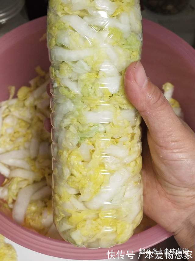 瓶子|每年冬天我都这样腌酸菜，不发霉不怕烂，金黄酸爽，放一年都不坏