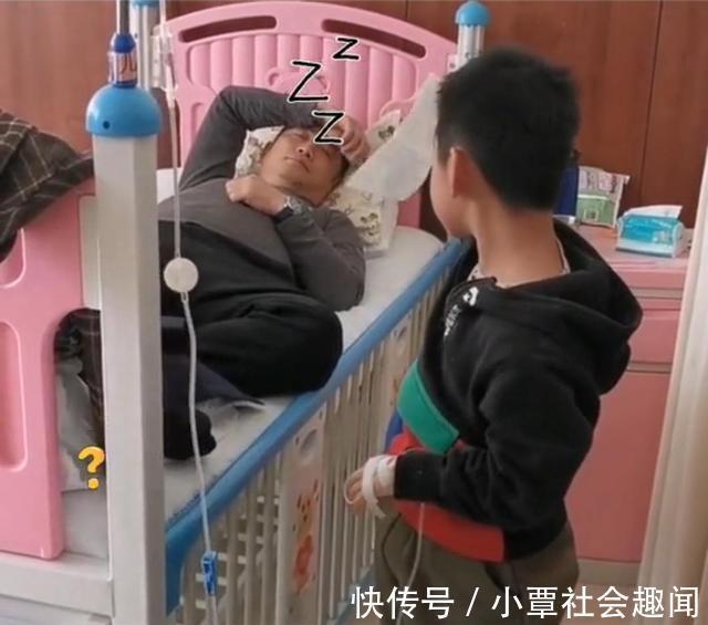 呼叫铃|男子躺在其儿子病床上睡着,网友评论:你照顾孩子还是孩子照顾你
