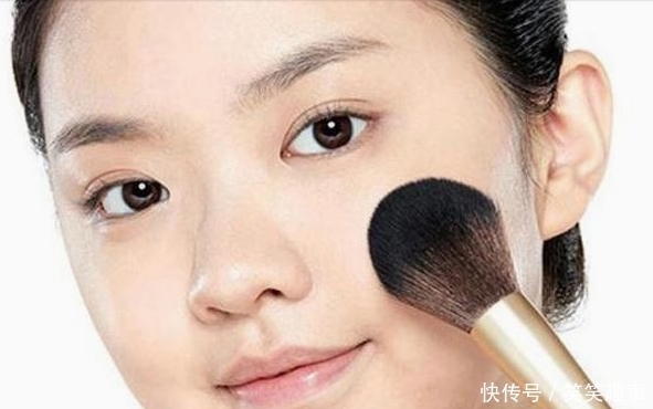为啥BB霜刚上脸很白,下午的脸会发黄暗沉?很多人都忘了这一步