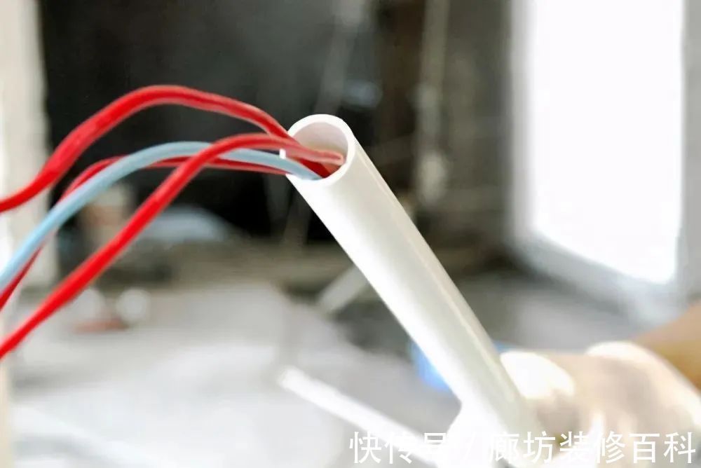 开槽|装修电线为什么必须穿管埋墙？遇到无法开槽的天花板又该怎么办？