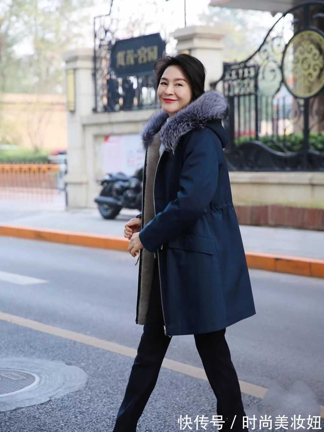 咖啡色|50岁女人如何“优雅过冬”?学她的穿搭思路,温柔大方又高级