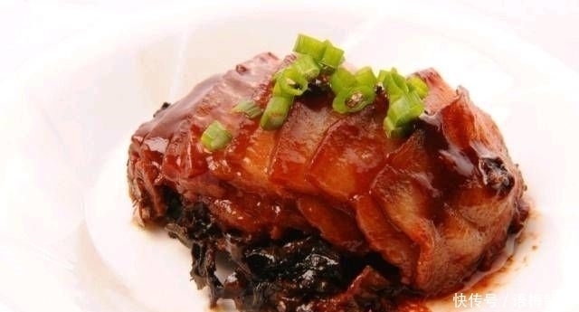 锅中烧油|在家请客,做这些菜,所有的朋友都争先恐后地吃它们