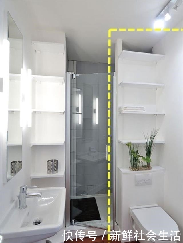 马桶|马桶不靠墙,直接和淋浴房隔断合并,上方装个置物架还能用来收纳!