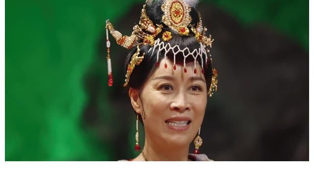 蜘蛛精|周洁琼上演最美“蜘蛛精”，当灯光暗下的那一刻，她的真容暴露了