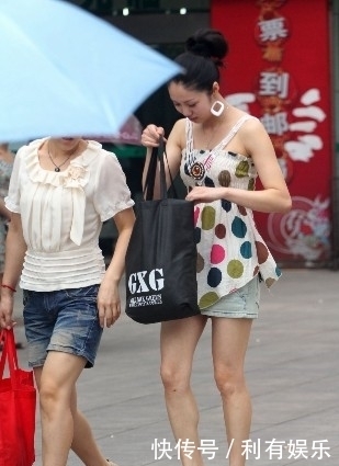 街拍:美女吊带印花色上衣搭配牛仔短裙,时髦又得体