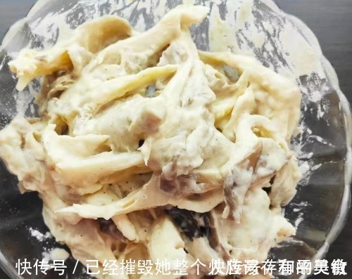 朋友们|炸蘑菇时,不要直接裹面粉!牢记3点,蘑菇炸好香浓酥脆不回潮