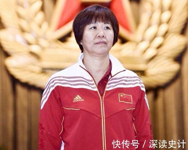 异母弟弟|郎平女儿与异母弟弟聚餐！父亲为了照顾她15年未娶，60岁二婚生子