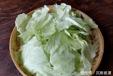  包菜才会更加|炒包菜时，包菜不要直接下锅炒！很多人不懂，难怪不好吃