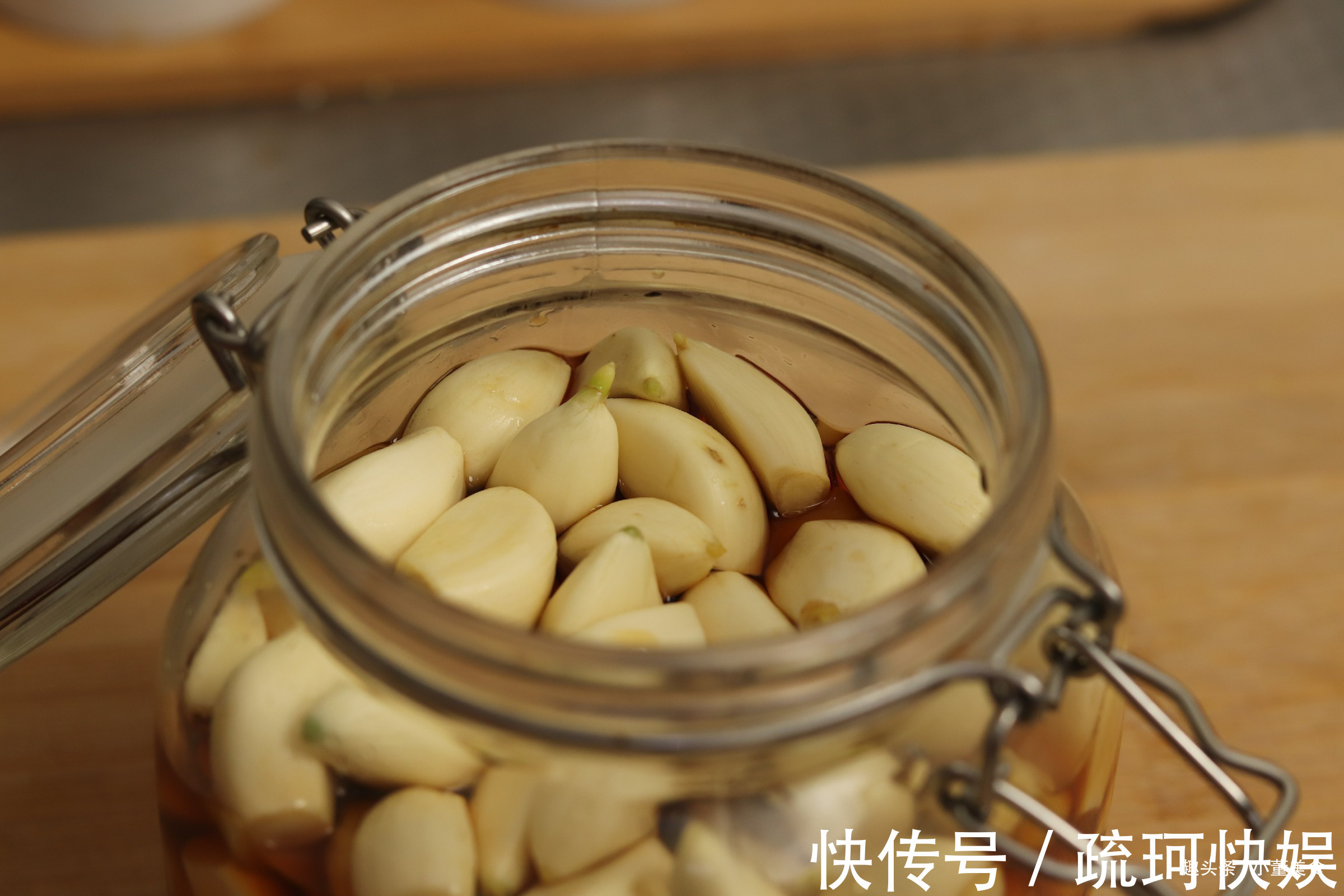 腌腊八蒜|腌腊八蒜,直接加醋泡就错了!多加这2步,清脆可口,2天就变绿