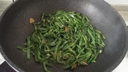 蔬菜中的补钙冠军，钙是虾肉3倍，比牛奶好吸收，冬天多给孩子吃
