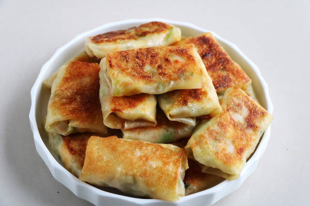 2斤饺子皮,1根西葫芦,不包饺子,做成早餐,我家吃3天没有吃腻