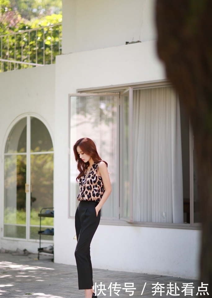 孙允珠:豹纹宽松款V领无袖上衣配黑色修身小西裤,办公室风十足