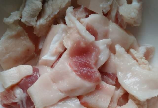 辣椒炒肉时,有人先炒辣椒有人先炒肉,教你饭店的做法,鲜嫩不腻