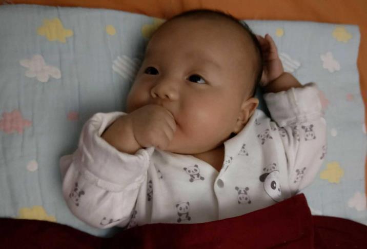 月龄|宝宝喜欢吃手,对智力发育有帮助,但这个月龄后还再吃手,要管了