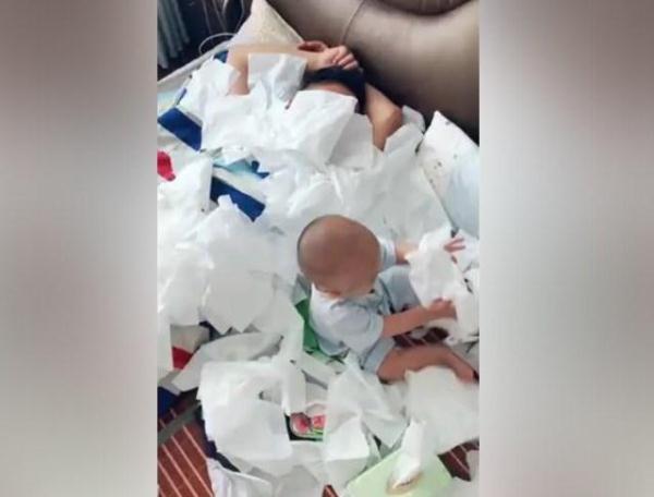 睡着|爸爸帮妈妈照看宝宝时睡着了,1岁宝宝用纸淹没了爸爸,笑翻妈妈