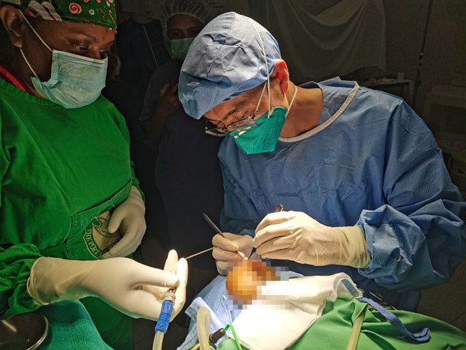 陈国柱|中国援巴新医疗队成功完成一例高风险新生儿手术