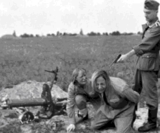 花圈|给罗斯福献花圈的丘吉尔，纳粹女鬼子的结局罪有应得，5张历史罕见照