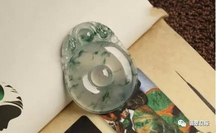 或透明如清水或醇厚如咖啡 不同翡翠透明度各有风姿