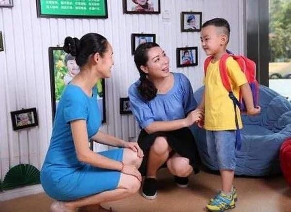 药水|幼儿园给娃喂“红色水”,妈妈去校质问,知晓“内幕”后羞愧不已