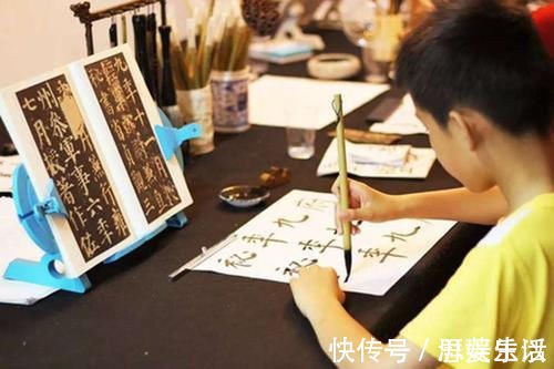 印刷体|3年级男孩的作业本走红,字迹堪比“印刷体”,妈妈却开心不起来