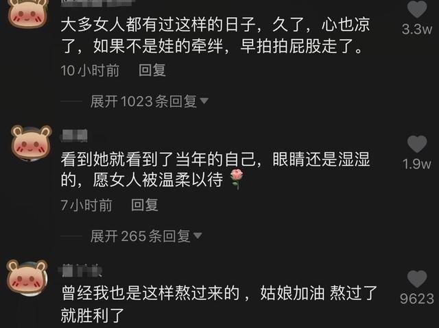 左手二宝，右手大宝，妈妈独自照顾2个宝宝，看得网友鼻头发酸