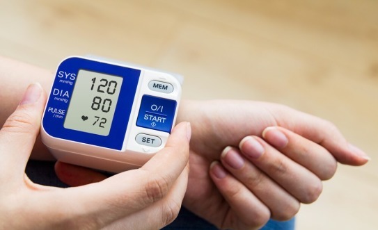 患者|高血压患者不能吃大蒜,医生提醒,除大蒜外,还要少碰2种食物