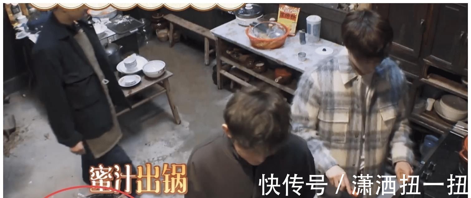 何炅从地上捡起小H叼的肉,打算洗洗煮了吃,张艺兴的做法好耿直