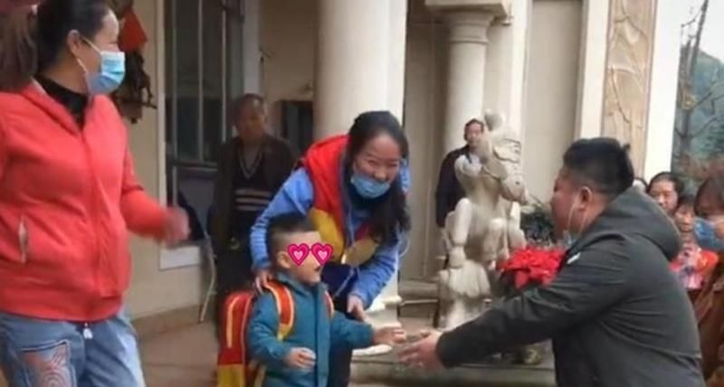 爸爸|宝爸第一次接孩子就走红了,老师以为是坏人,爸爸:我真是他亲爸