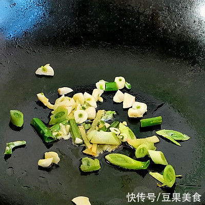 简单几步做好一盘麻辣香锅，快速搞定一餐饭