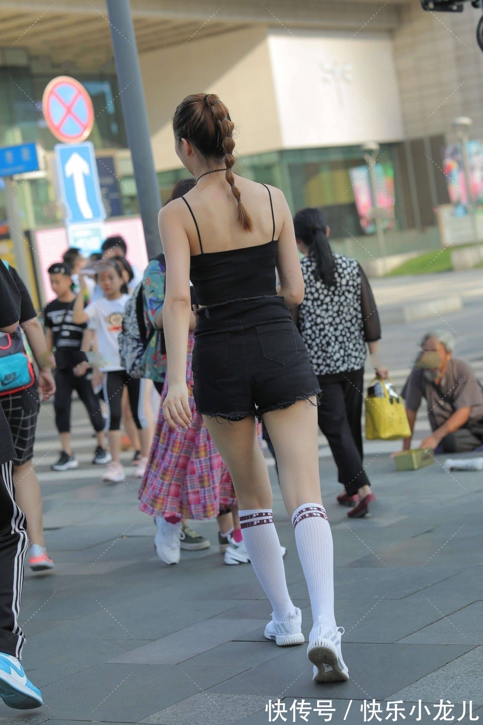 时髦感|一身黑色穿搭的小姐姐,可爱甜美,不失时髦感