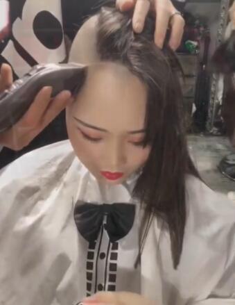 光头|女孩进理发店要求剃光头,理发师不敢下手,女孩一句话理发师哭了