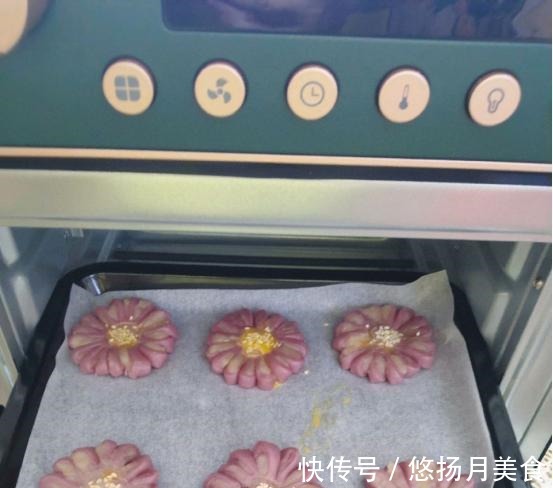 在家做紫薯花朵豆沙酥饼,口感香酥,美味非常!