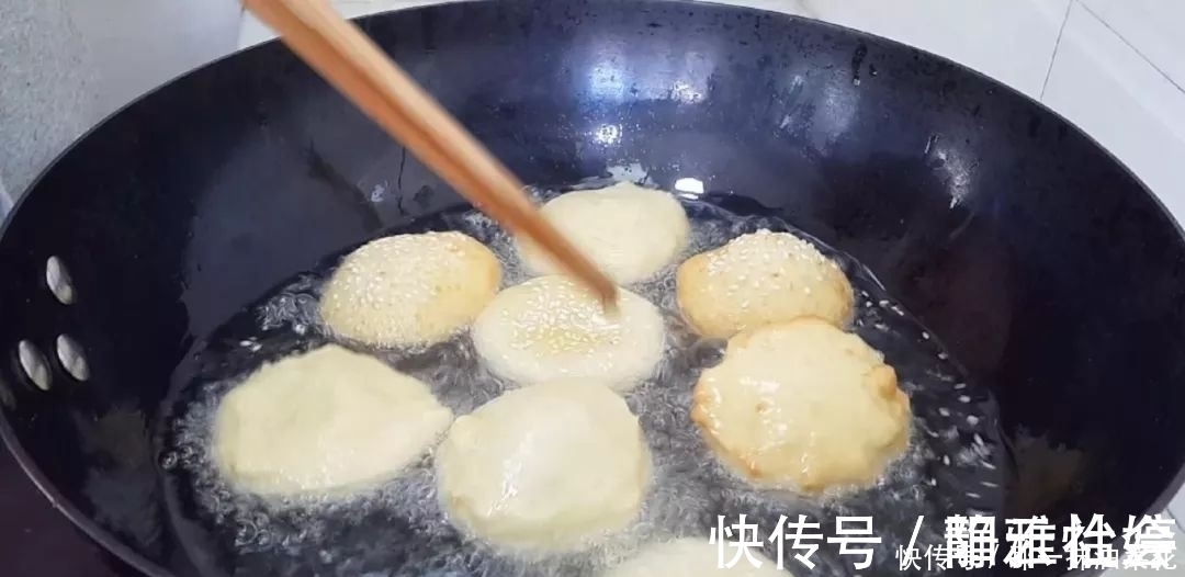 保鲜膜|早餐新吃法,面粉里加1个鸡蛋,放入冰箱冷藏,比油条麻花都好吃