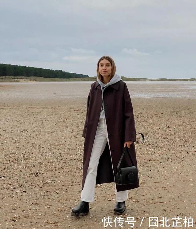 50岁的女人,过年最好少穿“红一套”!试试这3种穿搭,特优雅