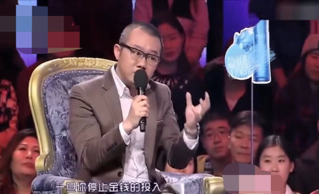 女孩每月花土豪男友一万多,还存起来寄回家,没骨气