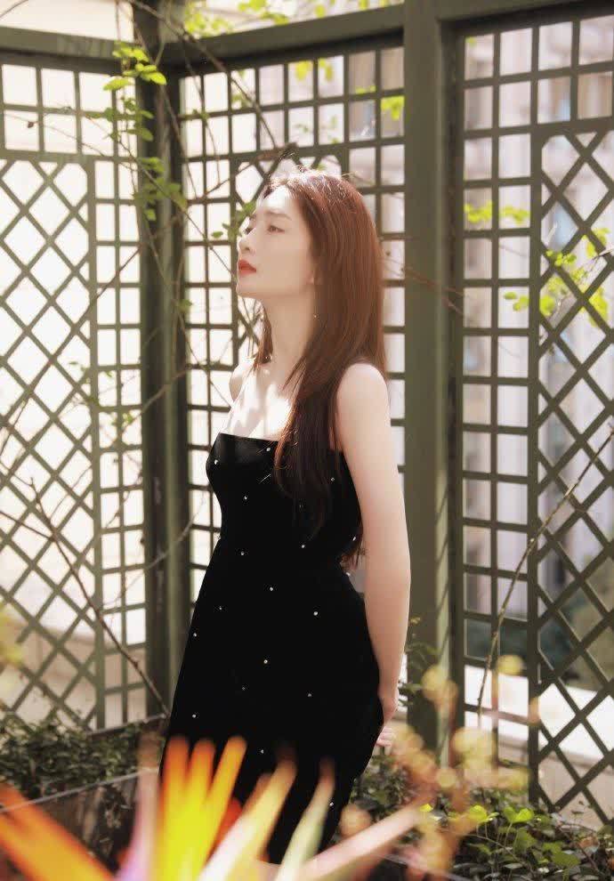 穿着黑色 穿着黑色的星空抹胸裙性感妩媚, 时髦又高级