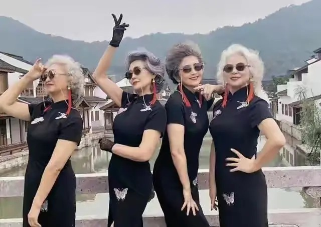 旗袍裙|谁说中国大妈不时髦?这群“时尚奶奶”穿旗袍火到国外,太长脸了