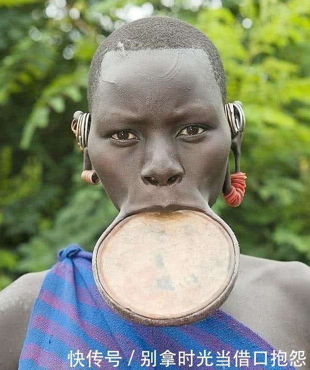 十岁就被切开嘴巴放圆盘,盘子越大越尊贵,网友:还好生在中国