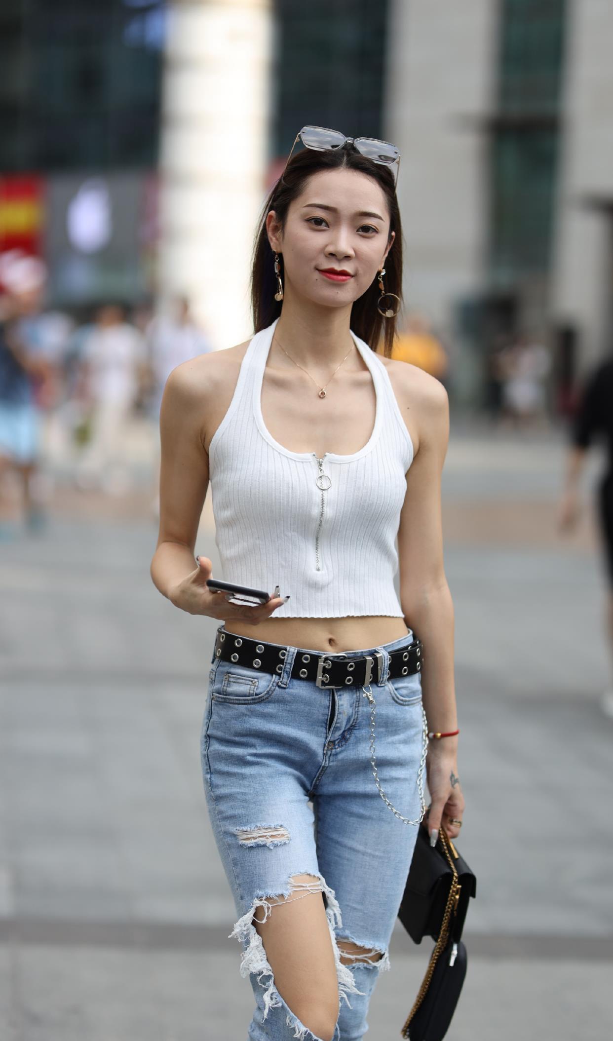 挂脖针织紧身衣加破洞紧身牛仔裤,搭配银色细跟凉鞋,显身材曲线