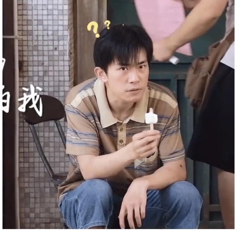 《奇迹》发布吃播花絮,易烊千玺偷吃草莓被抓包,表情太搞笑