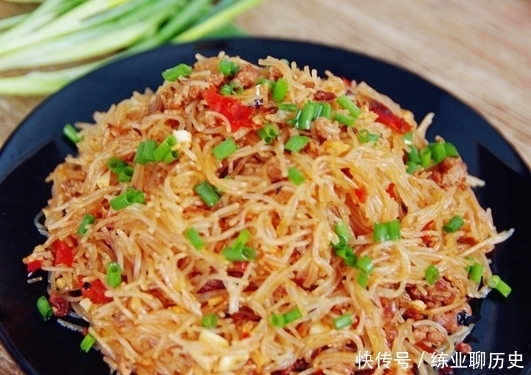 做蚂蚁上树,粉条泡好直接下锅炒就错了,先做这一步,粉条不粘锅