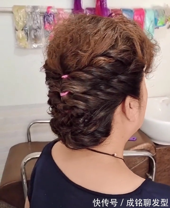 洋气|60岁女人烫什么发型好看?这9款时髦洋气卷发,端庄大气又减龄