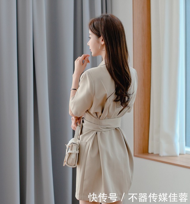 日常穿搭|女神孙允珠时尚穿搭：职场与日常必备的西装裙，优雅时尚